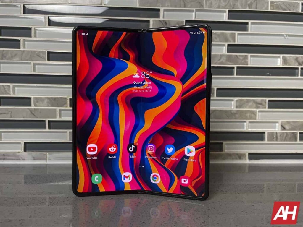 Samsung Could Launch A THIRD Foldable This Year缩略图